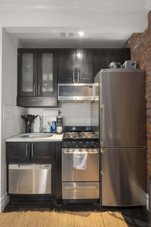 Private kitchen - Chic 2BR Retreat in the Heart of Times Square (New York)