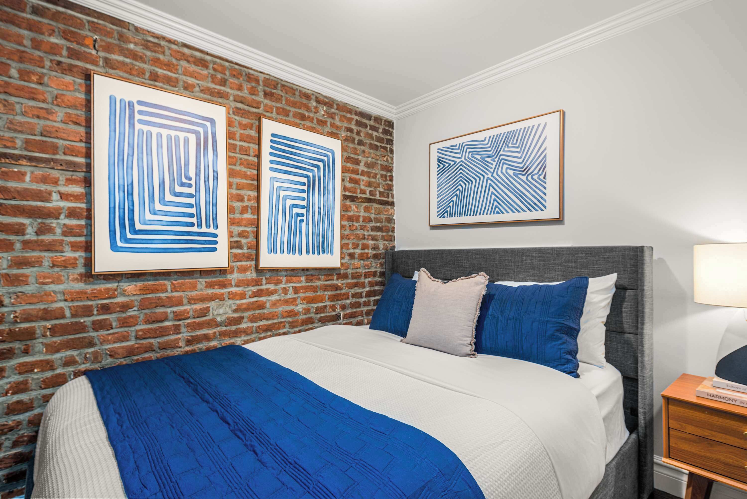 Een strijkplank/strijkijzer, wifi, beddengoed