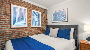 Een strijkplank/strijkijzer, wifi, beddengoed