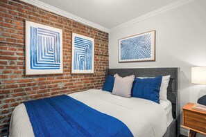 Een strijkplank/strijkijzer, wifi, beddengoed