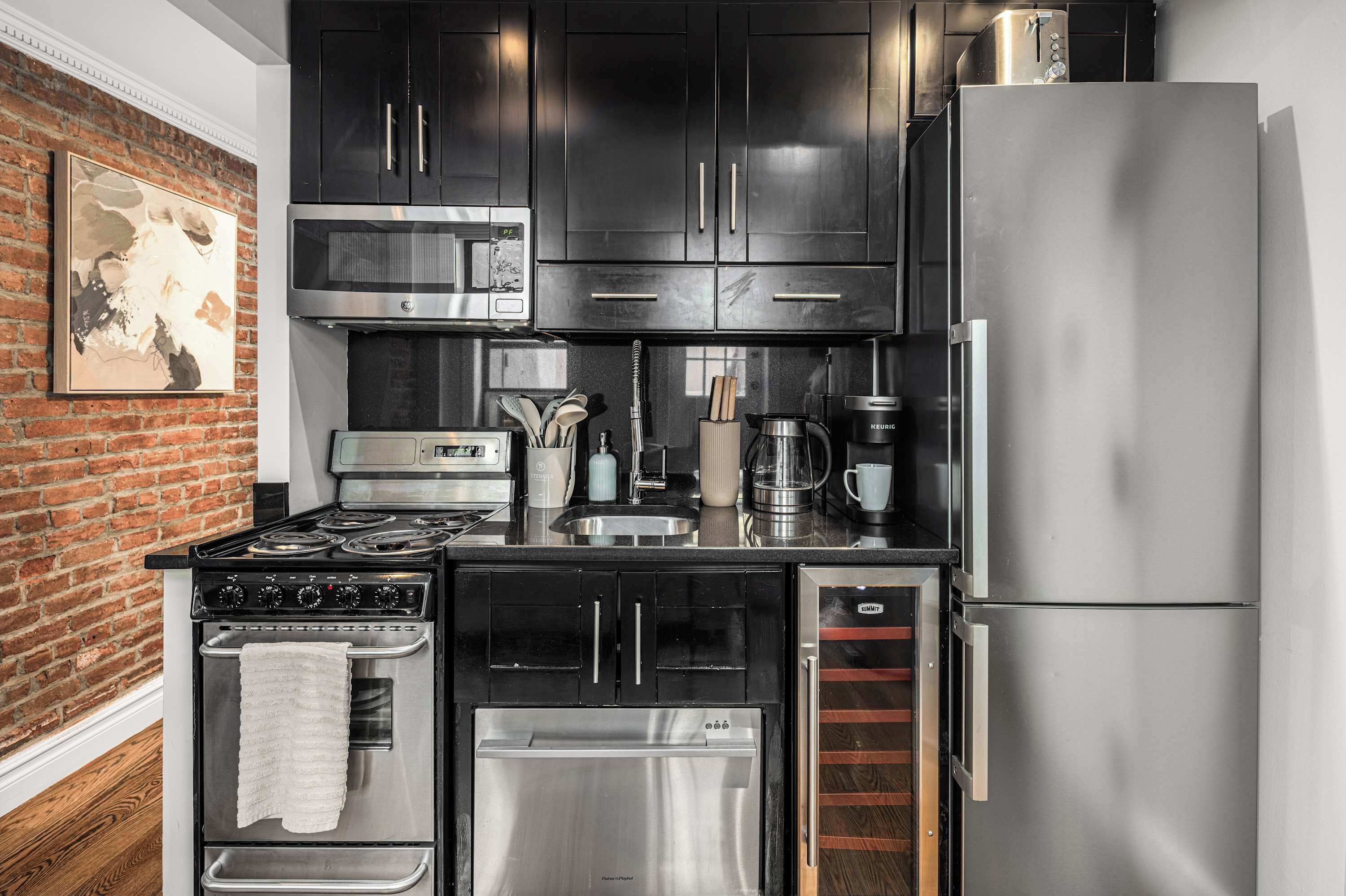 Geladeira, micro-ondas, fogão, cooktop