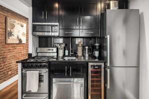 Een koelkast, een magnetron, een oven, een kookplaat