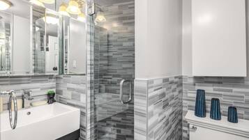 Een douche, een haardroger, handdoeken, shampoo