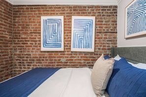 Tabla de planchar con plancha, wifi gratis y ropa de cama