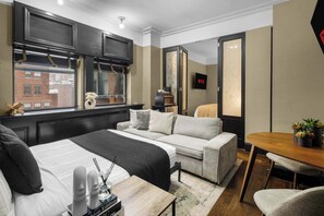1 bedroom, iron/ironing board, travel crib, free WiFi - Chic and Cozy APT in Times Square w Gym! (New York)