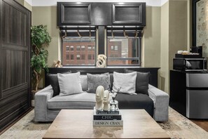 Smart TV - Chic and Cozy APT in Times Square w Gym! (New York)
