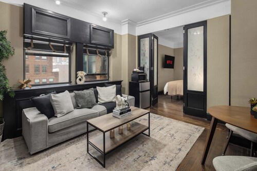 Chic and Cozy APT in Times Square w Gym!