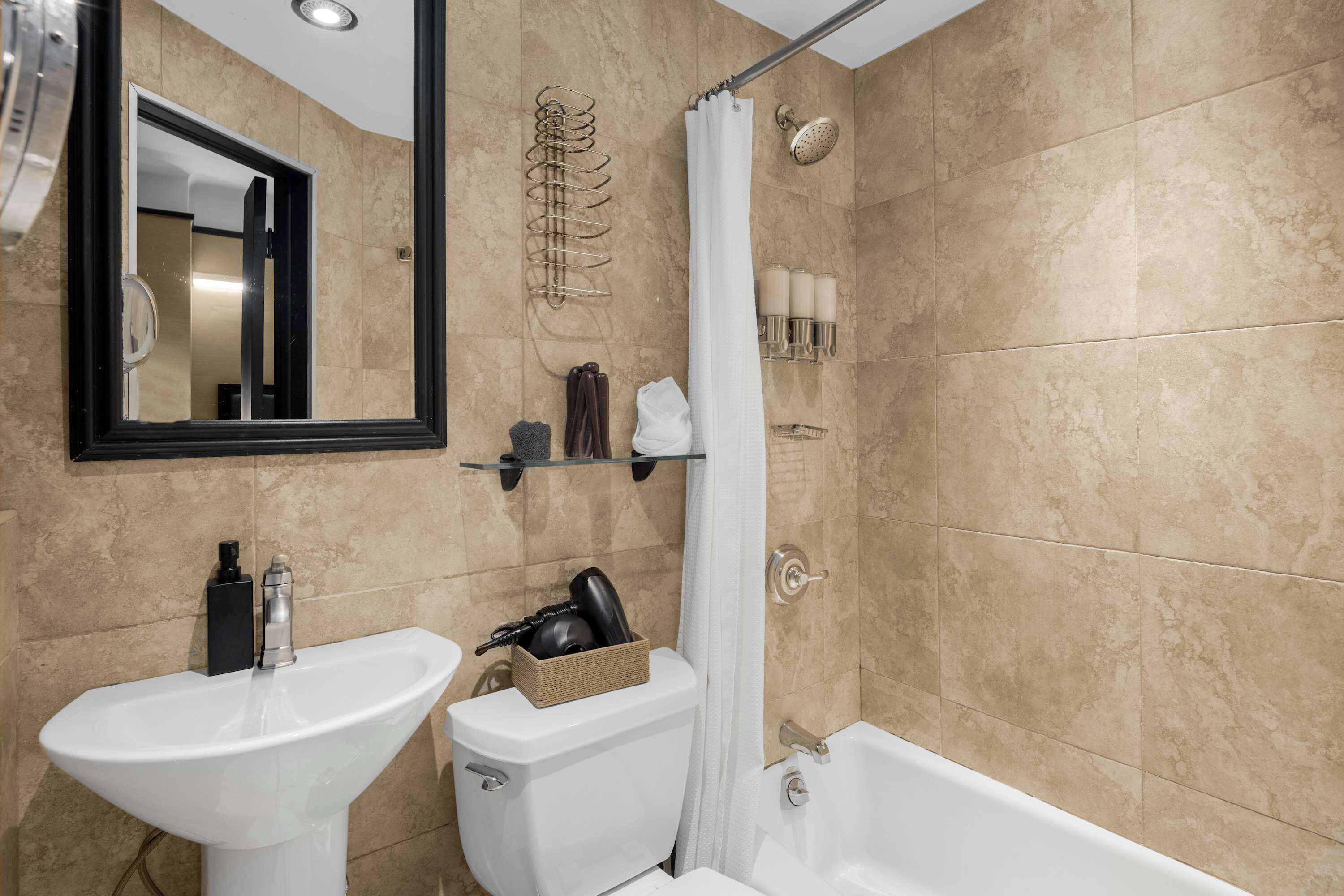 Een douche, een haardroger, handdoeken, shampoo