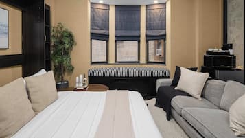 Tabla de planchar con plancha, cuna de viaje, wifi gratis y ropa de cama