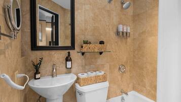 Ducha, secador de pelo, toallas y jabón