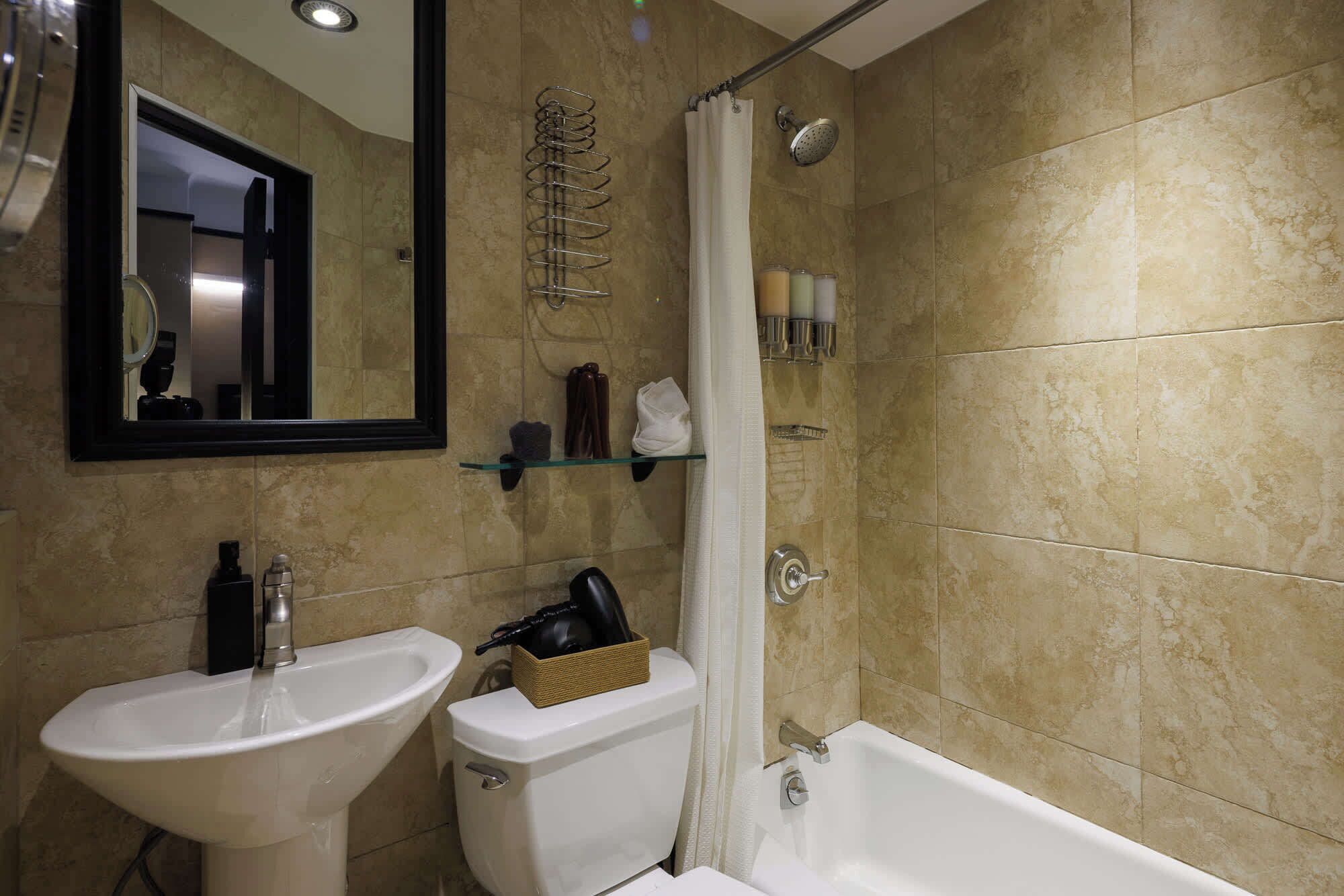 Een douche, een haardroger, handdoeken, shampoo