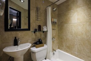 Een douche, een haardroger, handdoeken, shampoo