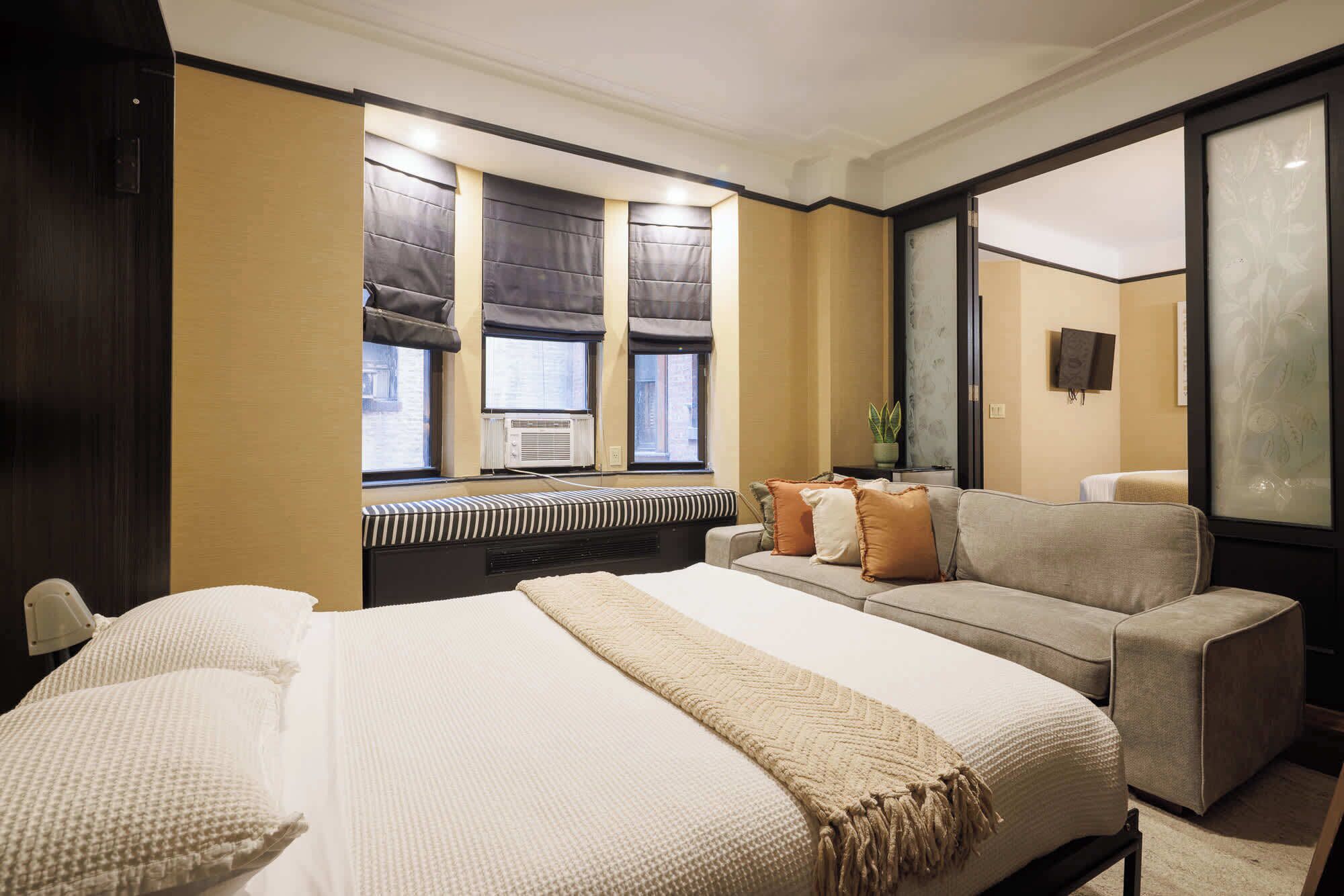 Een strijkplank/strijkijzer, reisbedje, gratis wifi, beddengoed