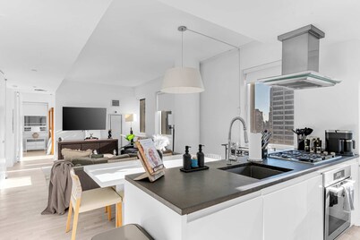Skyline Lux Escape | Midtown Manhattan High-Rise!