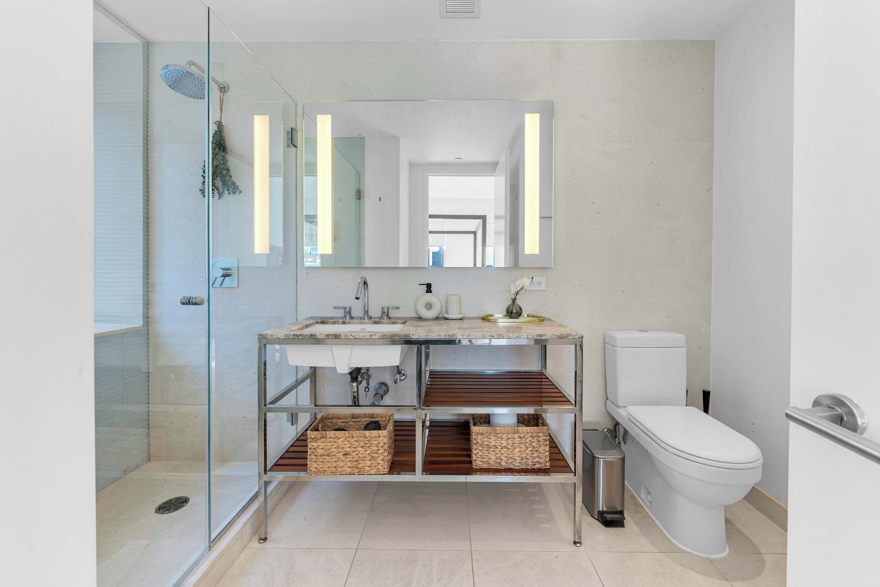 Chuveiro, secador de cabelo, toalhas de banho, sabonete