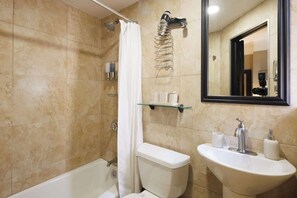 Een douche, een haardroger, handdoeken, zeep