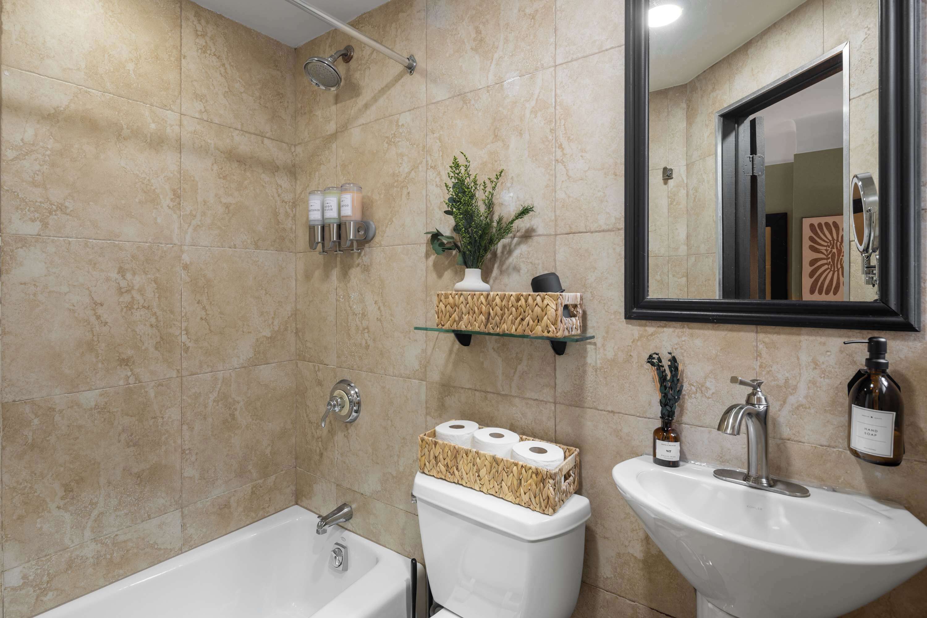 Ducha, secador de pelo, toallas y jabón