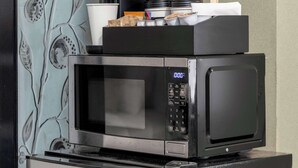 Une cuisine équipée d’un four à micro-ondes et d’un réfrigérateur.