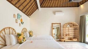 Una camera da letto con un letto, uno specchio, una mensola in legno e una finestra.