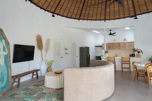 TV - NEW Private Full-Time Butler / 7 Min Walk to Beach (Seminyak)