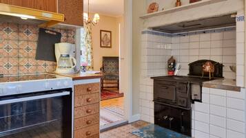 Kylskåp, ugn, spishäll och kaffe- och tebryggare