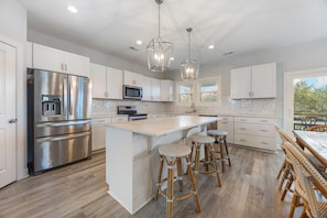 Fridge, microwave, oven, stovetop - Outside Movie Projector, Fire Pit, Kayaks, Water Access, Ninja Course & More! (Surf City)