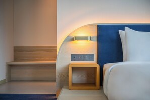 Cofres nos quartos, cortinas blackout, quartos à prova de som