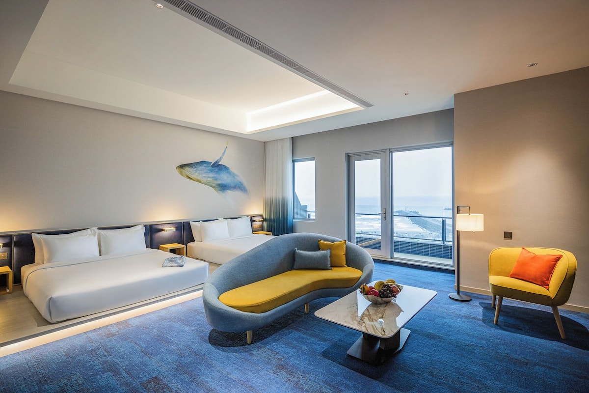 Quarto quádruplo standard, vista para o mar | Cofres nos quartos, cortinas blackout, quartos à prova de som