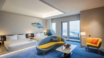 Habitación cuádruple familiar, vista al mar | Caja de seguridad en la habitación, cortinas blackout y insonorización