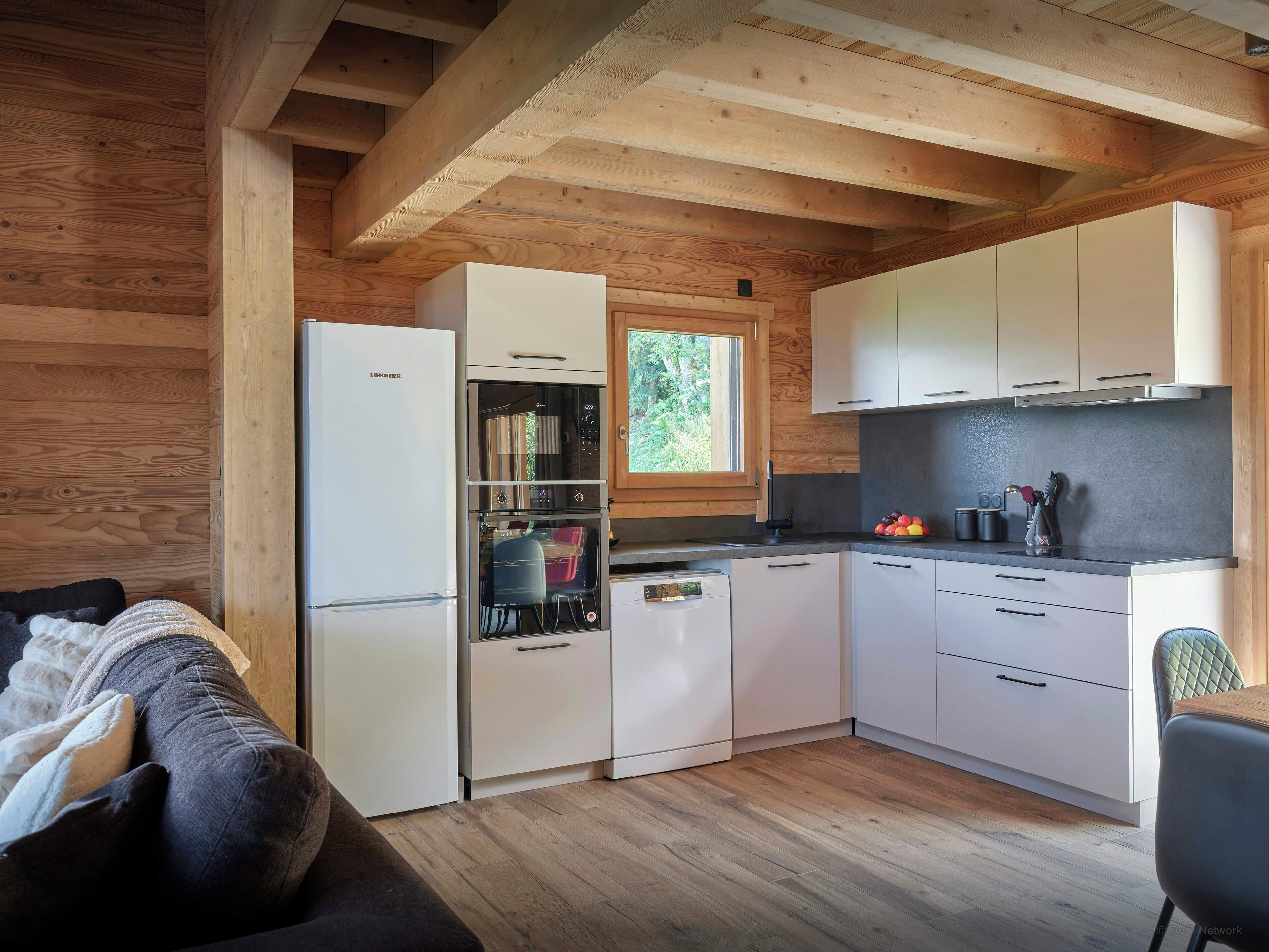 Wasserkocher mit Kaffee-/Teezubehör, Kühlschrank, Mikrowelle, Ofen