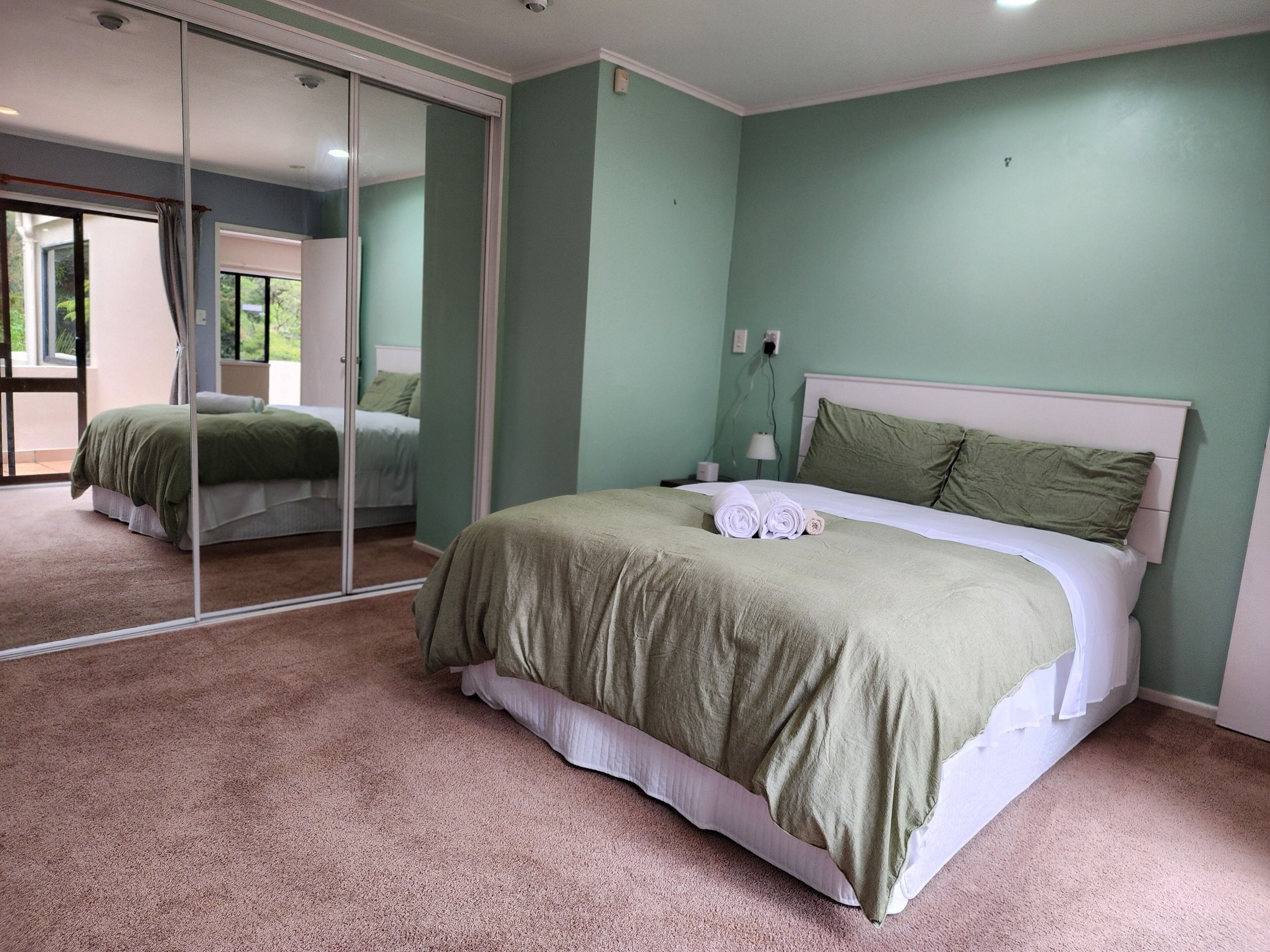 3 habitaciones, tabla de planchar con plancha, wifi y ropa de cama 