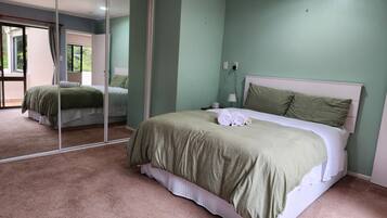 3 habitaciones, tabla de planchar con plancha, wifi y ropa de cama