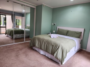 3 habitaciones, tabla de planchar con plancha, wifi y ropa de cama