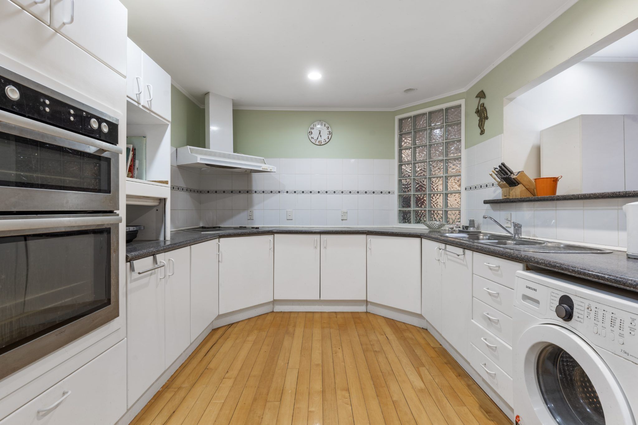 Een magnetron, een oven, een kookplaat, een vaatwasser