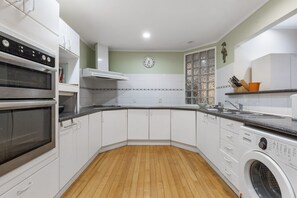 Microonde, forno, piano cottura, lavastoviglie