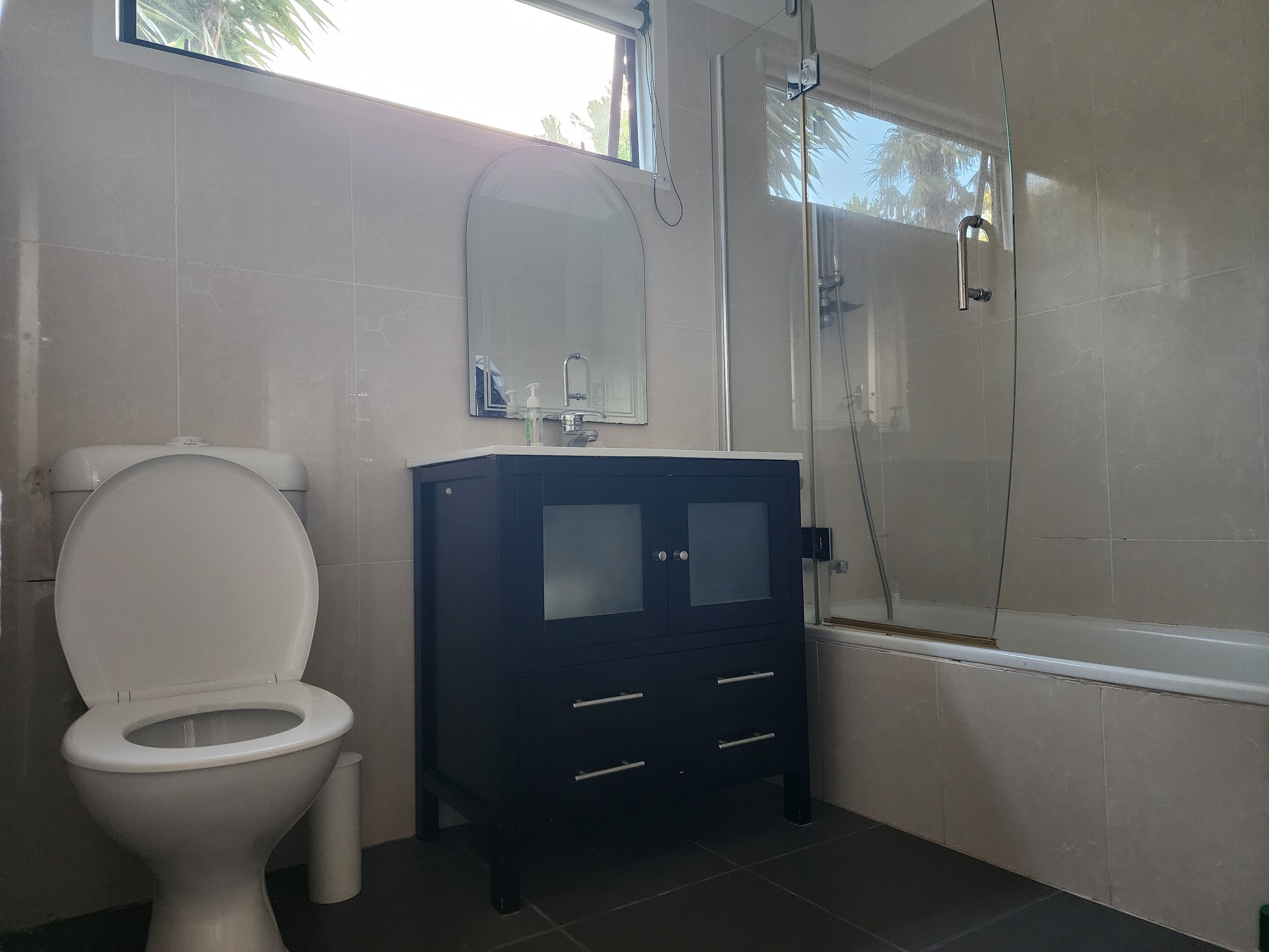 Bruser, hårtørrer, bidet, håndklæder