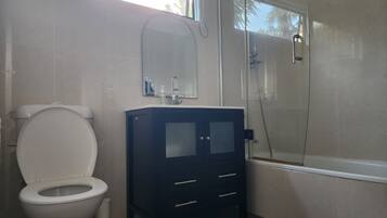 Bruser, hårtørrer, bidet, håndklæder