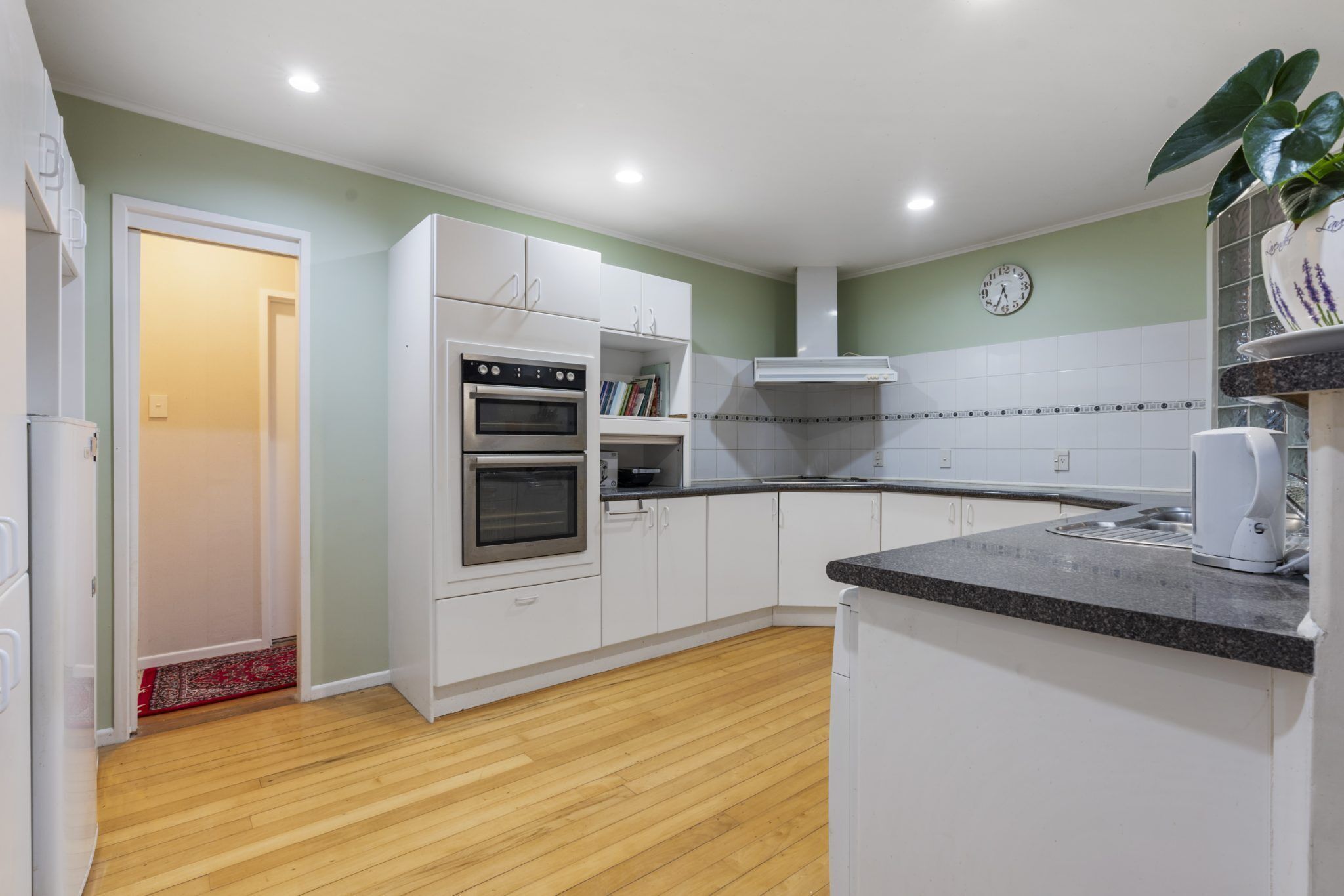 Een magnetron, een oven, een kookplaat, een vaatwasser