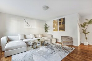 Living area - Luxury 3BR Home Game Room Free Parking (White Plains)