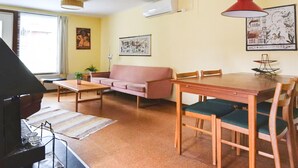 A living room with a sofa, a dining table with chairs, and a TV. - Amazing home in Ekshärad with WiFi (Ekshärad)