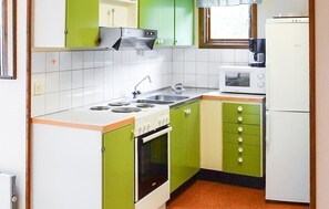 Wasserkocher mit Kaffee-/Teezubehör, Kühlschrank, Mikrowelle, Ofen