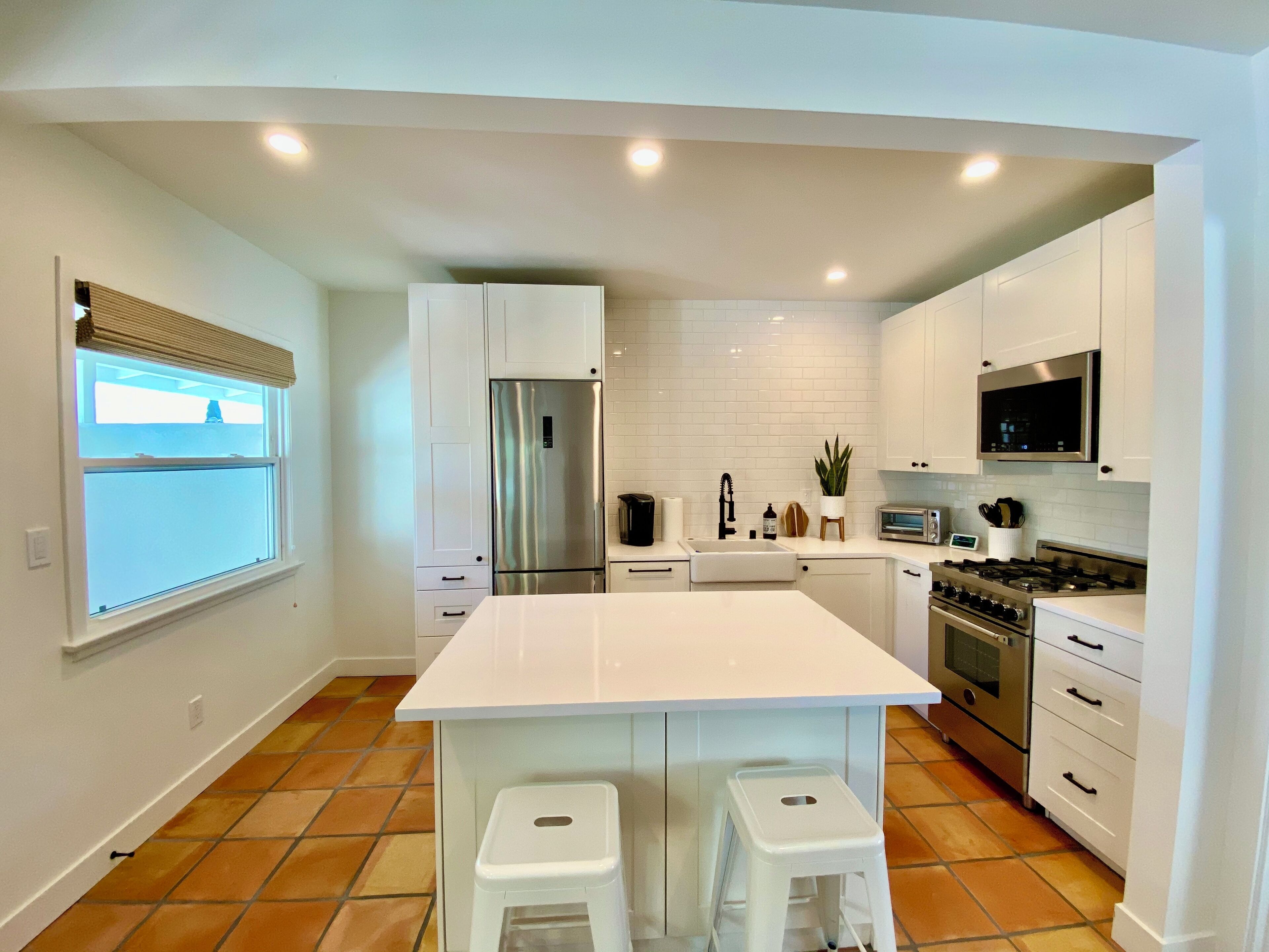 Microondas, horno, placa de cocina y lavavajillas