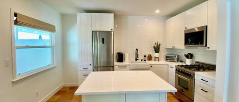 Microondas, horno, placa de cocina y lavavajillas