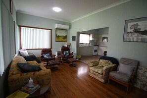 TV - Cherry Street Cottage (Bendalong)