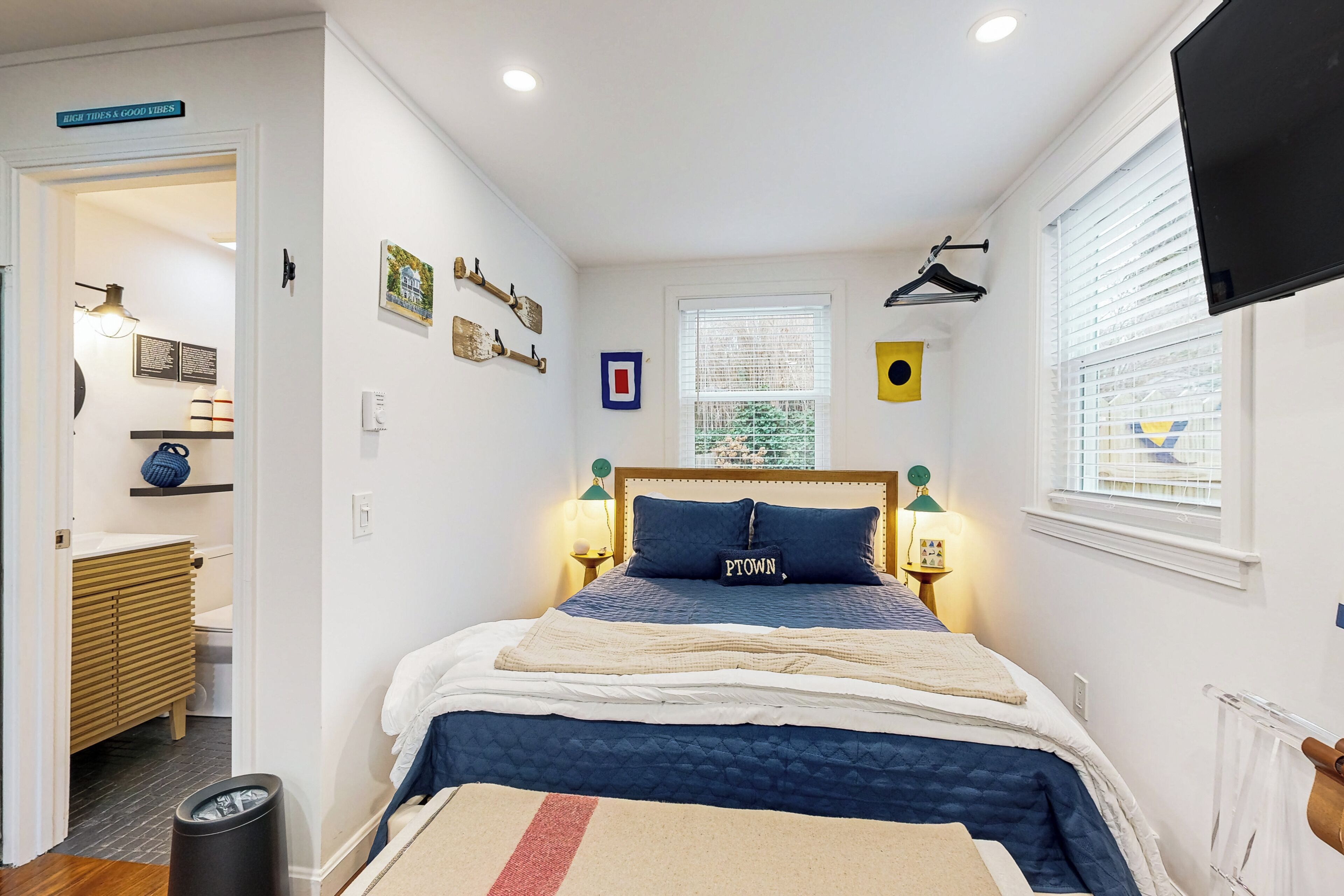 Iron/ironing board, Internet, bed sheets