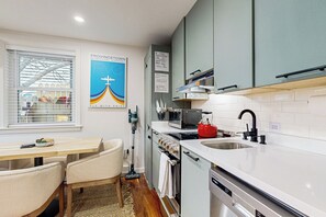 Réfrigérateur, micro-ondes, plaque de cuisson, lave-vaisselle