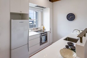 Frigorifero, microonde, forno, piano cottura