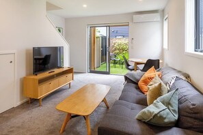 TV - Modern 1BR Townhouse, Central City (Christchurch)