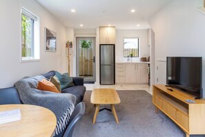 TV - Modern 1BR Townhouse, Central City (Christchurch)