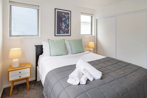 Tabla de planchar con plancha, wifi y ropa de cama 